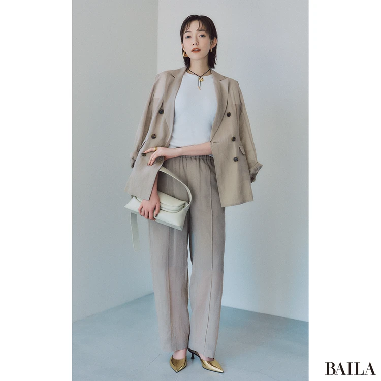 ジャケット肩羽織りでこなれ感を【BAILA今日のコーデ】