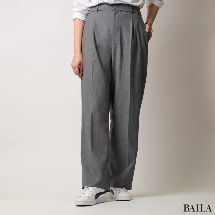 プーマのホワイトスニーカーを試着 通勤コーデ