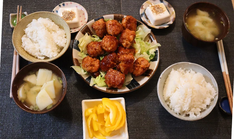 「平日の夕食は、グルテンフリーと野菜やたんぱく質のバランスを意識しながら、無理なく準備できる一汁三菜の和食の献立にしています」(加納さん)1