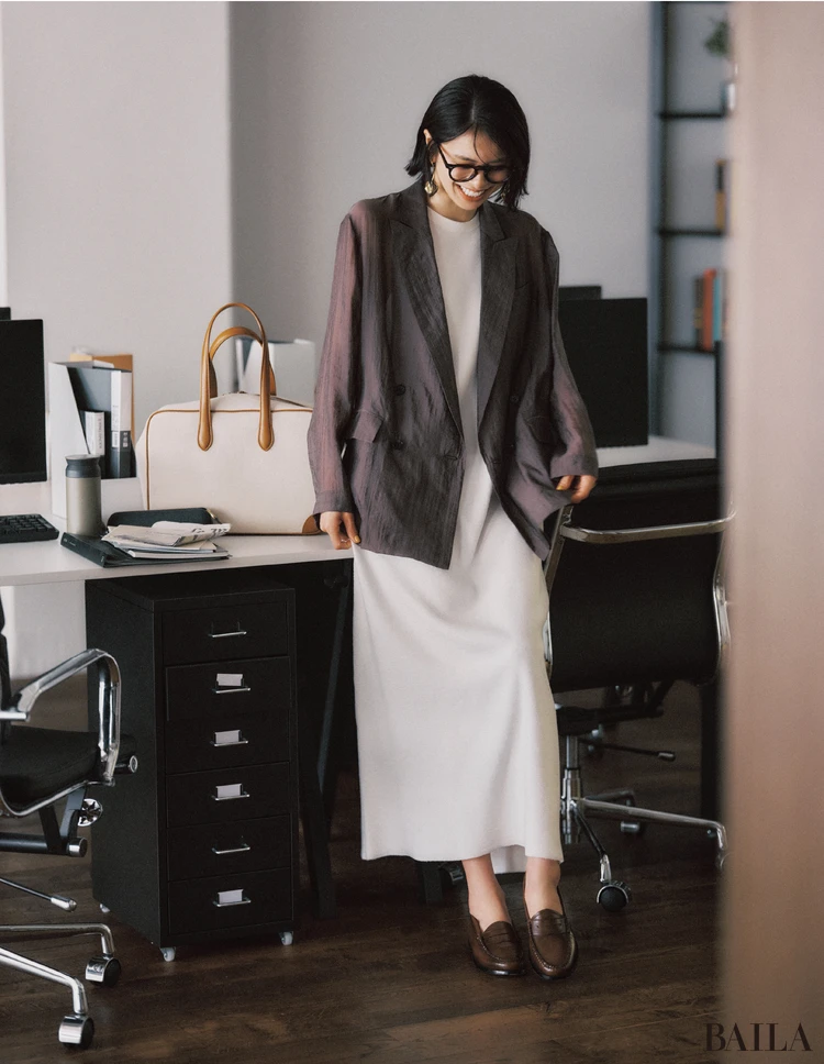 シックなブラウンのベールをまとい大人リラクシーなオフィカジに