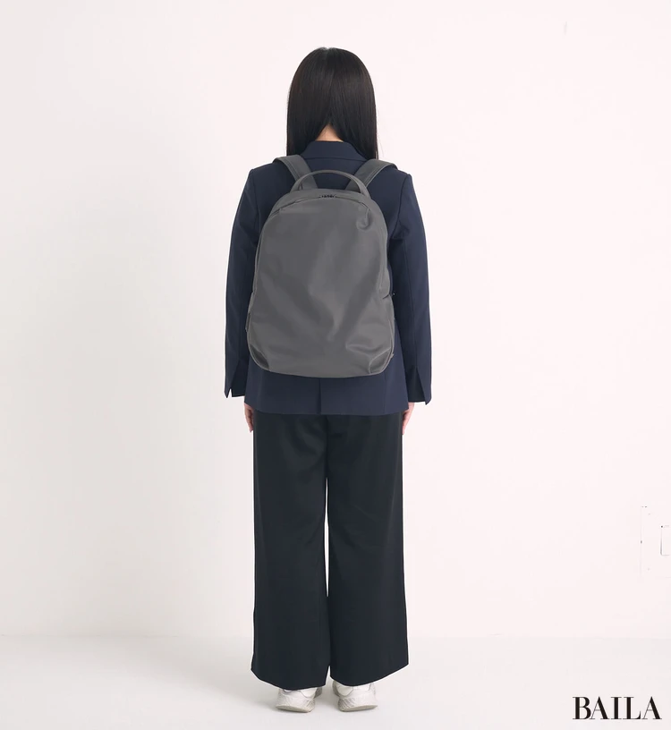 「スーツスクエア」のACE共同開発 リュックを着用　バック