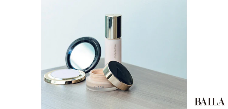 （中・右）スック最高峰の「ザプライマー」と「ザファンデーション」を朝のメイクで使えば長時間美しい肌状態が続く。（左）ラベンダーの極薄コンパクト「ソフトマットセッティングパウダー」はポケットに入れ、いつでも透明感をオン。