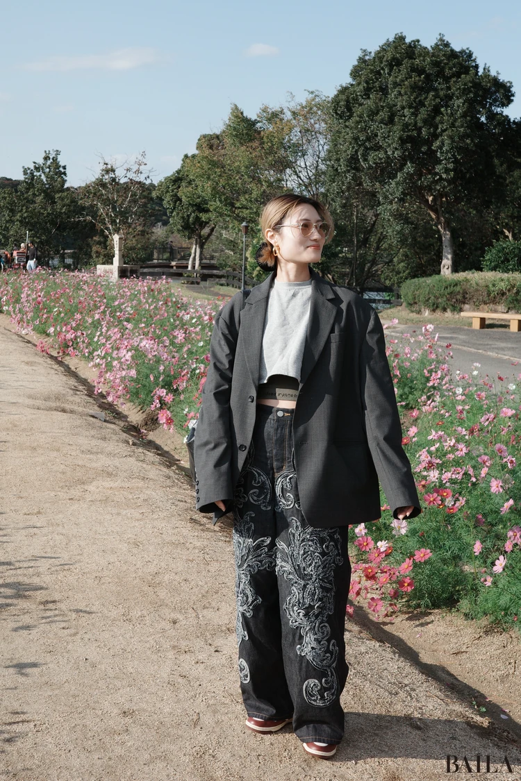 CITYSHOPのグレージャケットを羽織った休日カジュアルコーデ。デニムと白Tで抜け感のある大人カジュアルに。