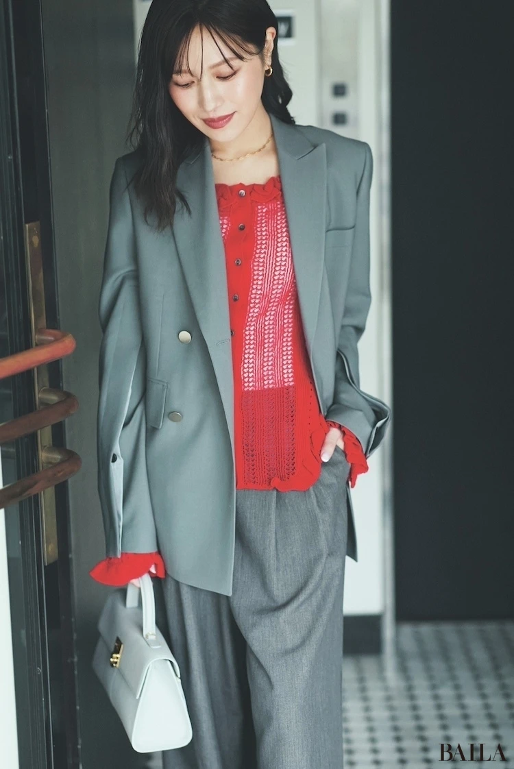 目を引くトマトレッドを辛口にまとめて好バランスに