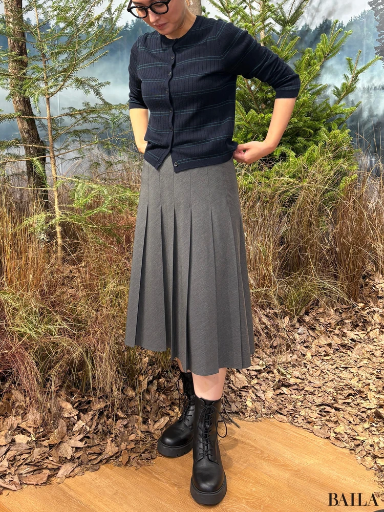 「メリノリブクルーネックショートカーディガン」「ワイドプリーツミディスカート」