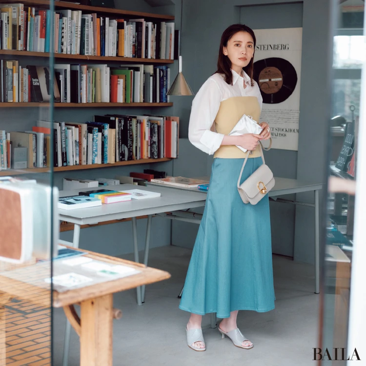 スタイリッシュなミュールで着こなしの鮮度をアップ【BAILA今日のコーデ】