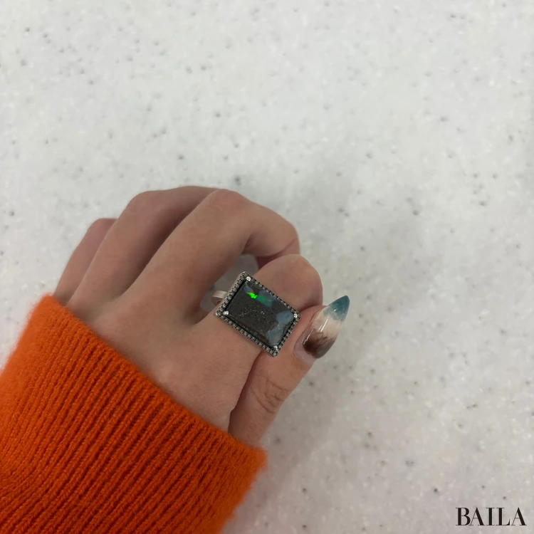 アドリン ヒューのリングの着用画像