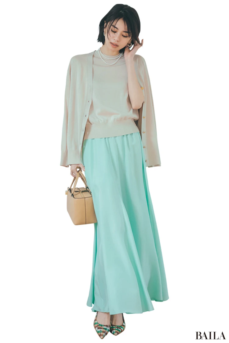 【デート】フワッとカーデの肩かけで媚びない色気をひと振り