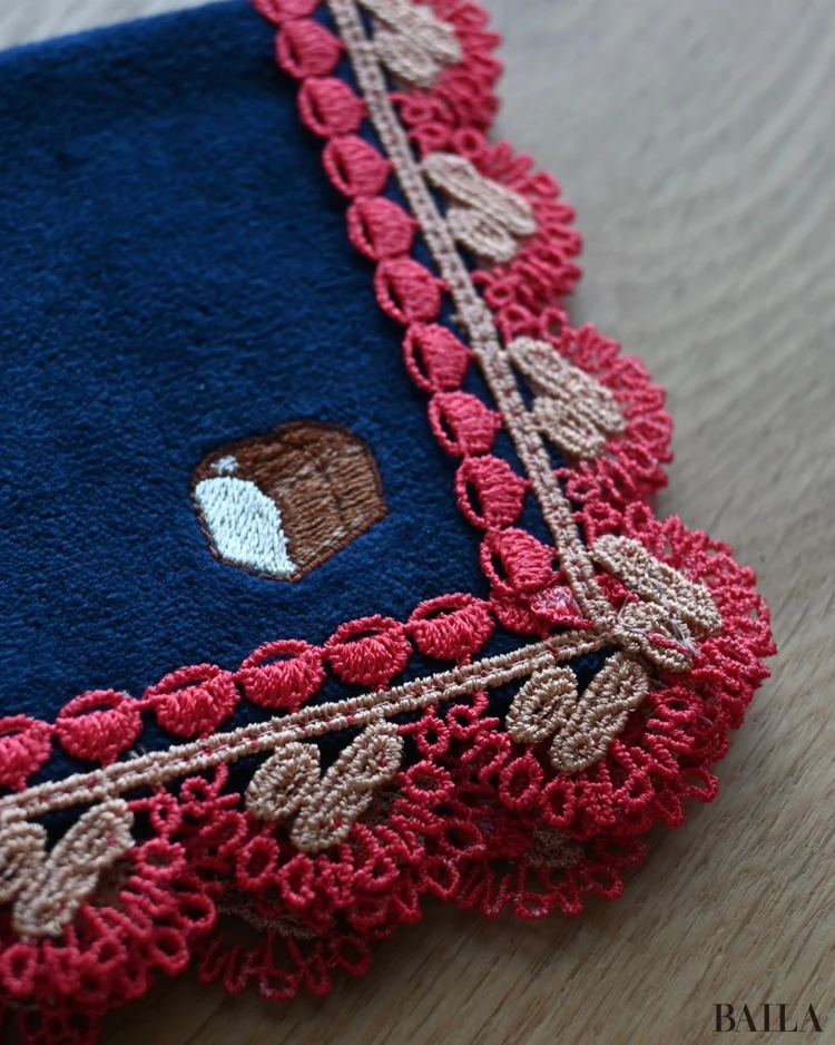 近沢レース店×ポンパドウル「パン・ドゥ・ミー」のタオルハンカチ　刺繍の寄り
