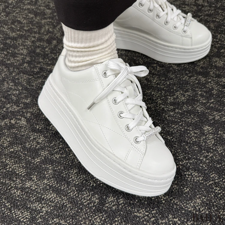 +diana(プラス ダイアナ) 厚底スニーカー 履いた様子