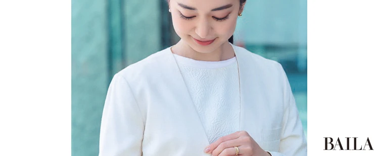 無地見えのジャカード織りワンピなら、一人ひとりと対面で話した際にほどよい華やぎ