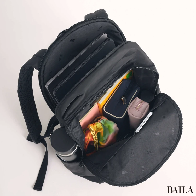 ディーゼル　リュック　　収納力　通勤グッズをバッグに入れた様子