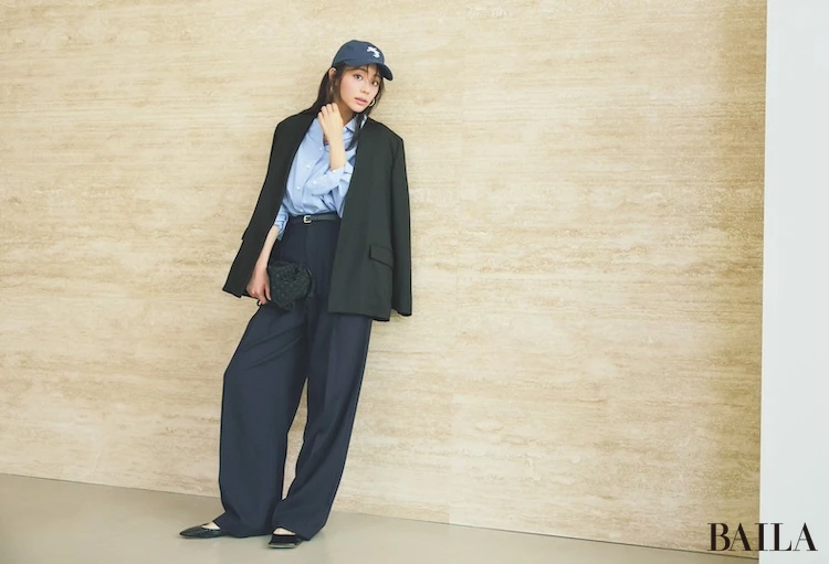 ラフに羽織るだけで様になる薄軽Vカラーをカーデ代わりに