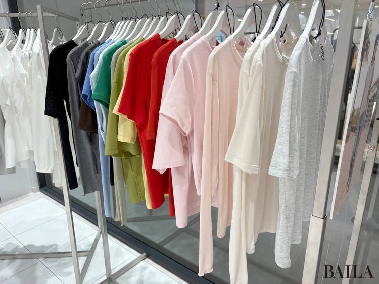 何枚でも欲しくなる「Tシャツシリーズ」と、爆発的にヒットした「シアーT」の新作も見逃せない！