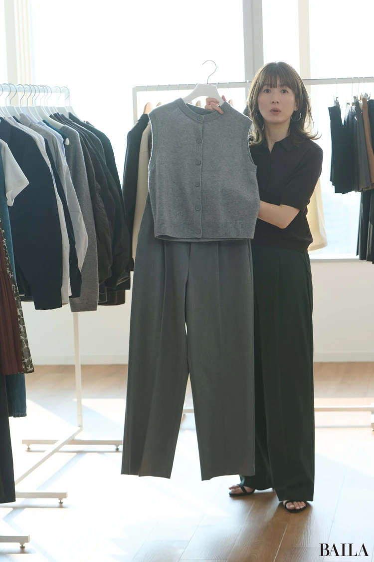 ユニクロシーの新作「カシミヤクルーネックショートベスト」と「タックワイドパンツ」の組み合わせ