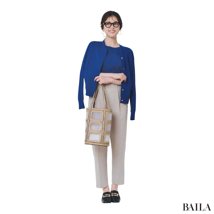 接触冷感のニットアンサンブルで賢く通勤!【BAILA今日のコーデ】