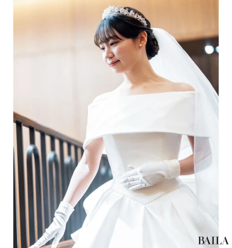 正統派なロールカラーのオフショルデザインで肌見せもエレガントに。(安村梨乃さん・28歳・不動産)