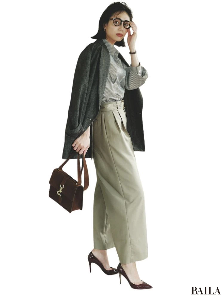 シャツ×繊細ゴールドジュエリー