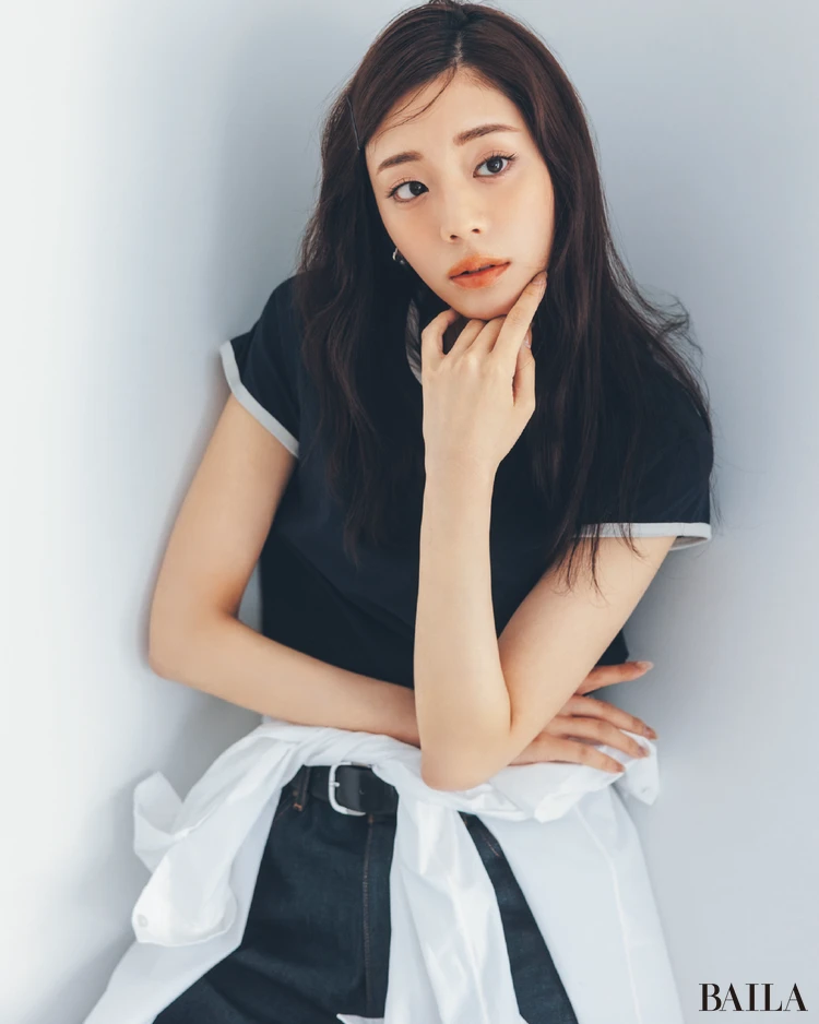 きれいめネイビーTはコーデとメイクでカジュアルさを足して【BAILA今日のコーデ】