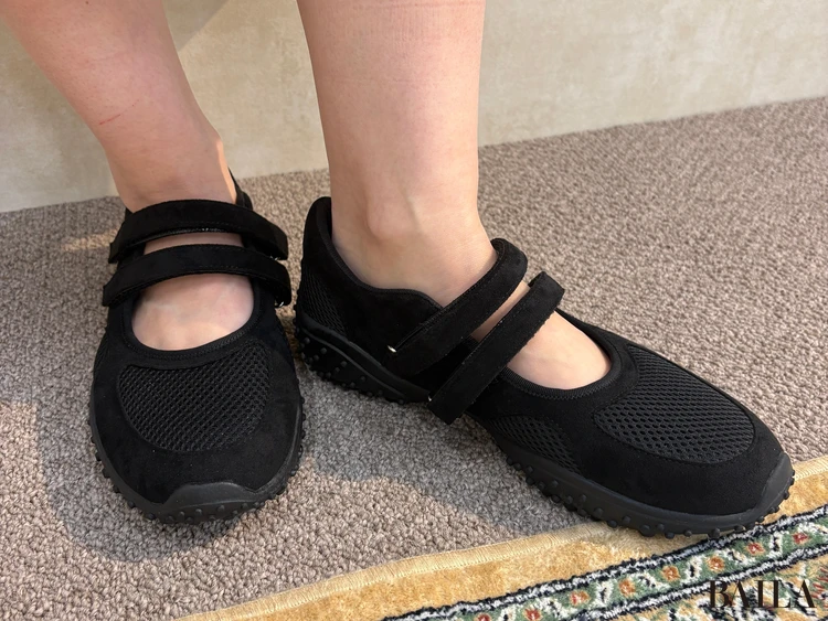 Aラインロングワンピース￥4990・ダブルストラップバレエスニーカー￥2990／GU×rokh（GU）