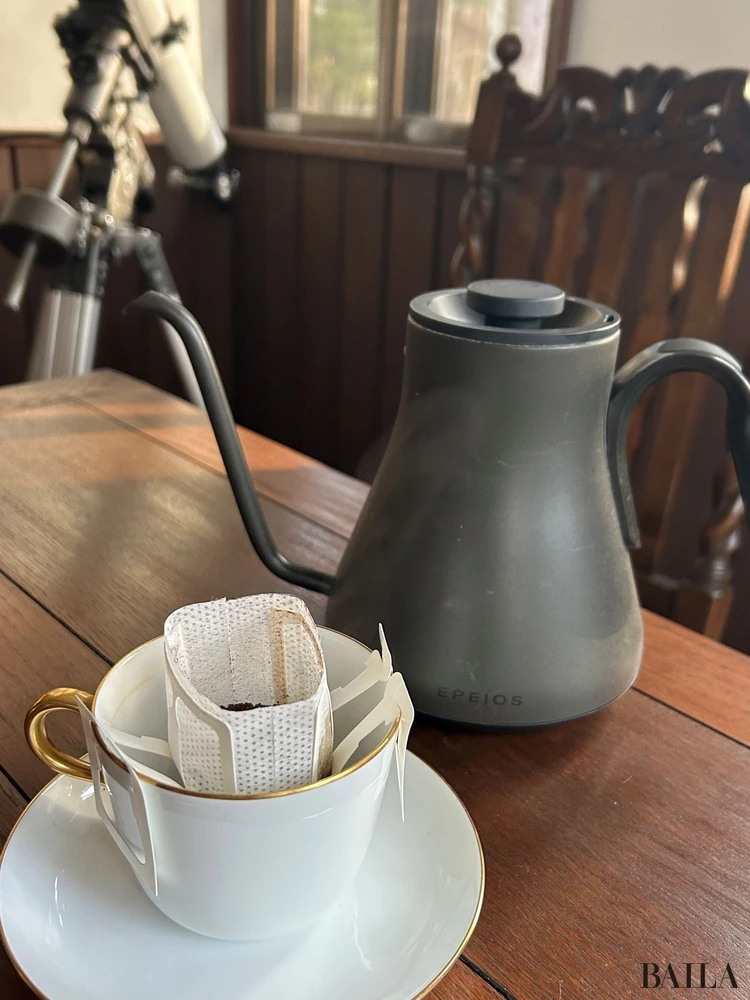 ラルフズ コーヒー ドリッパー　淹れているところ