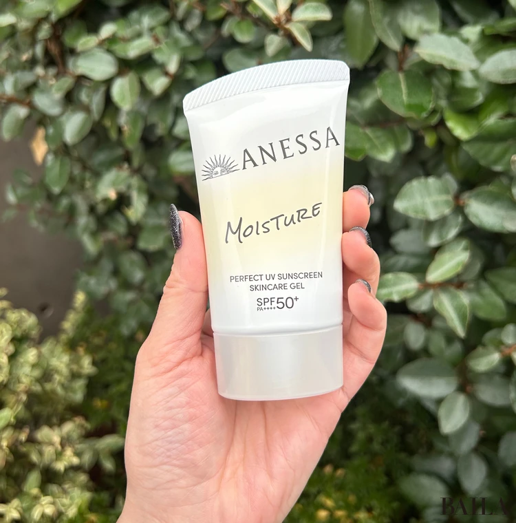 アネッサ パーフェクトUV スキンケアジェル NBを持っているところ