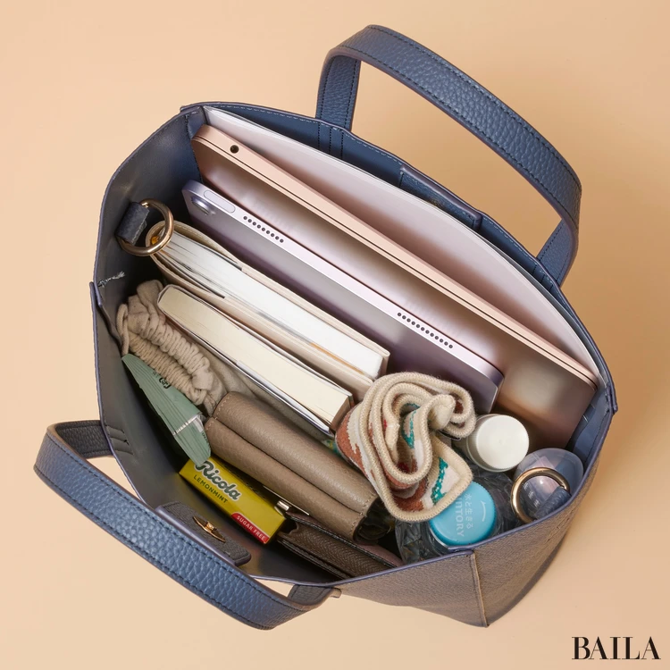 マッキントッシュ フィロソフィー　3WAYトート　収納力　通勤グッズをバッグに入れた様子