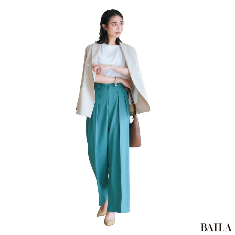 ゆとりのあるツータックパンツで明るい色もスマートな印象に【BAILA今日のコーデ】