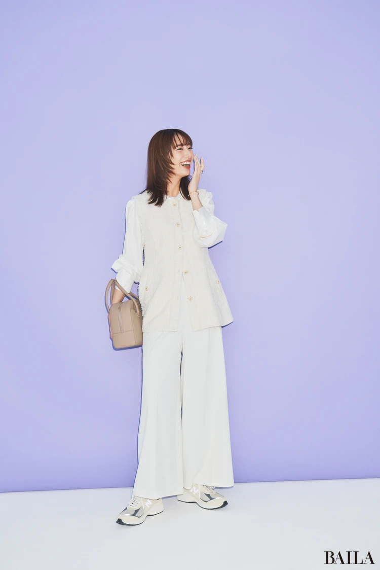 ジレスタイル×スニーカーはワントーンで品よく【BAILA今日のコーデ】