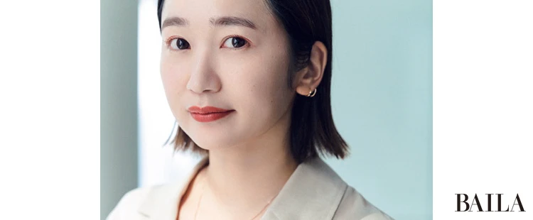 ナチュラルなツヤ肌に遠目でも映える歩き姿もサマになる赤み意識のポイントメイク