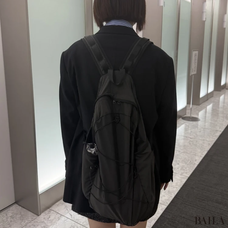 ジャケットコーデでリュックを背負う：後ろ