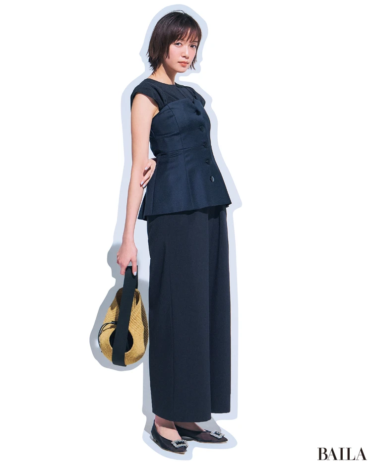 大きめビジュー付きでベーシックワントーンを華やかに