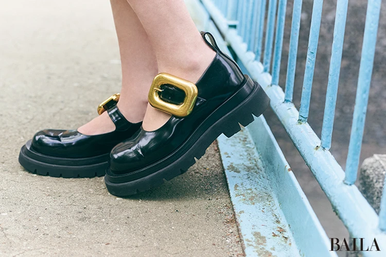 百々千晴 Tシャツコーデ ローファー