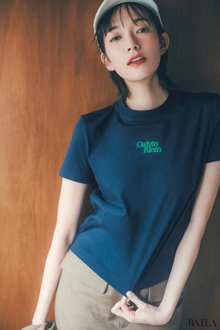 ロゴT　カルバン・クライン　Tシャツコーデ　佐藤栞里