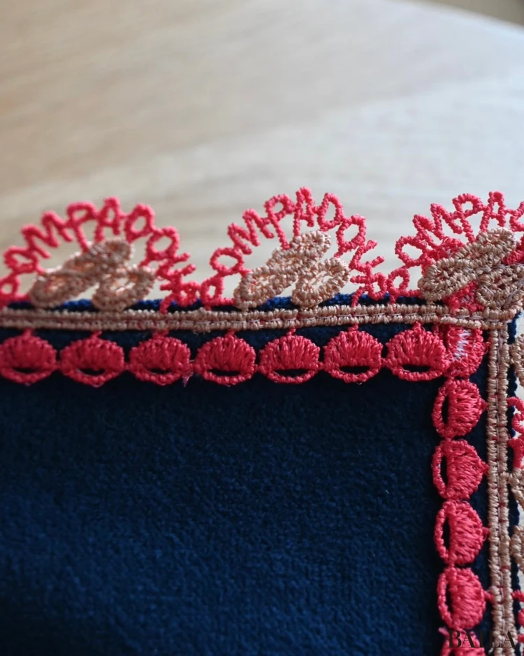 近沢レース店×ポンパドウル「パン・ドゥ・ミー」のタオルハンカチ　レースの寄り