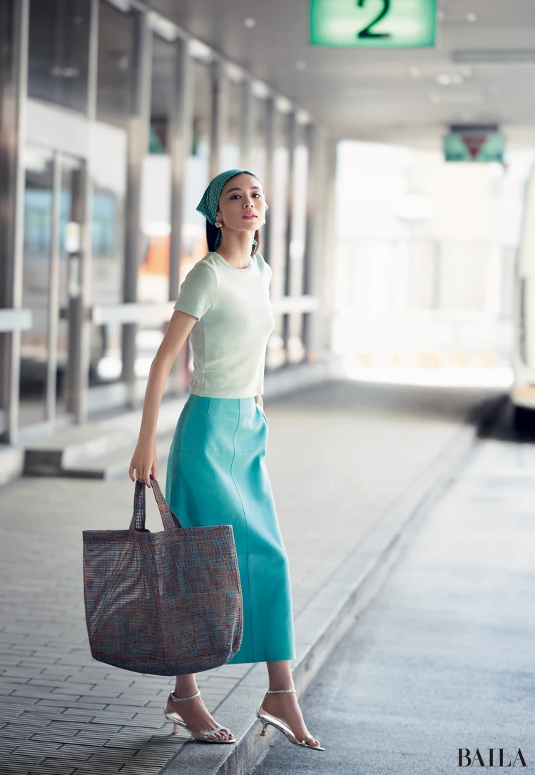 佐藤晴美　オーラリーのTシャツコーディネート