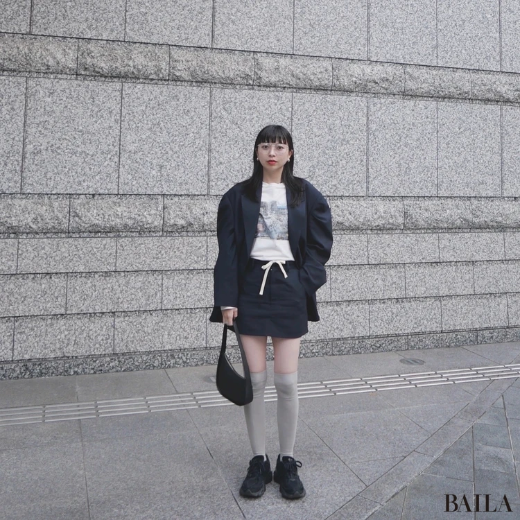 【2026年】20代・30代のおしゃれ読者 「スニーカーコーデ」12選。アディダス、ナイキ、ニューバランス…抜け感コーデから通勤まで。_11