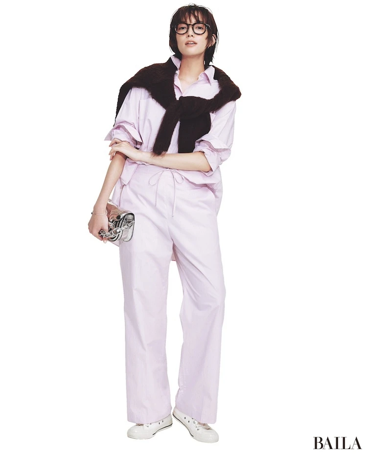 リラクシーなセットアップにひと巻きのブラウンでアクセントを