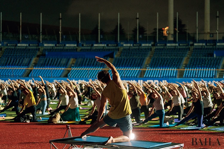 ACT!VE ICON主催「神宮スタジアム ナイト ヨガ 2025」