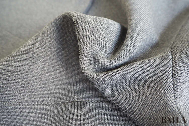 質感：さらっと羽織れる軽やかさと、お手入れ簡単な快適素材