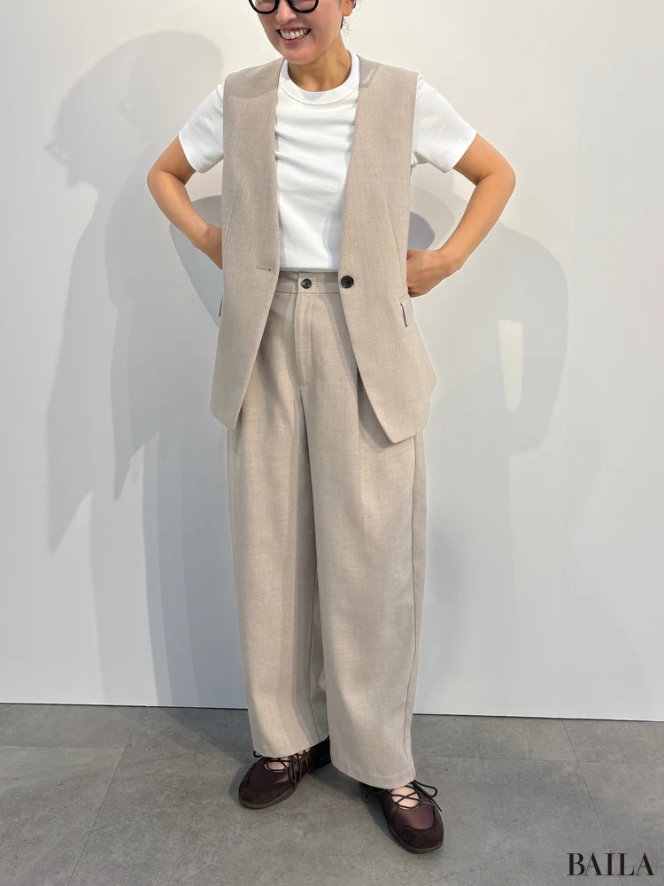 コットンスムースクルーネックT¥990・ノーカラーベスト¥3990(1月中旬発売予定)・ワイドテーパードアンクルパンツ¥2990(1月中旬発売予定)・レースアップバレエスニーカー¥2990/GU