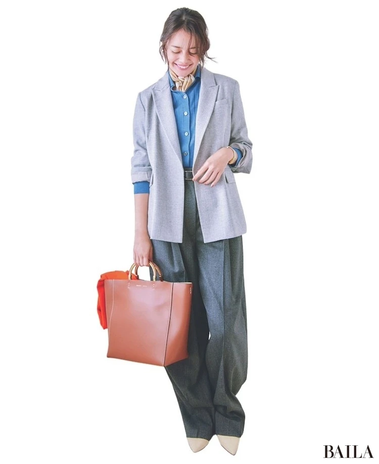 まとめ髪　通勤コーデ