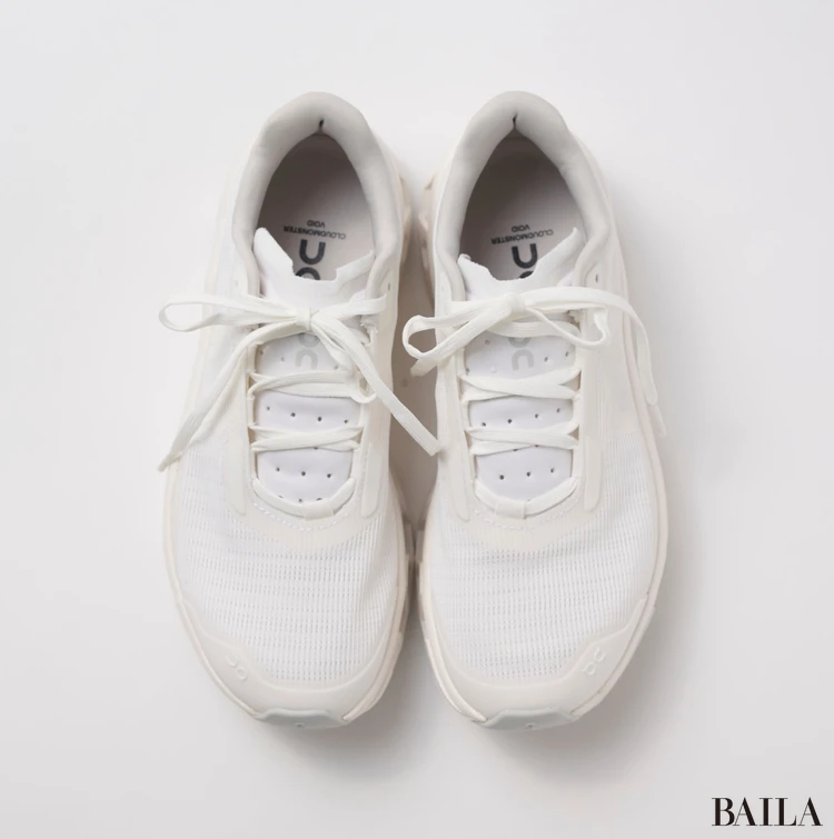 onのスニーカー 白スニーカー クラウドモンスターヴォイド