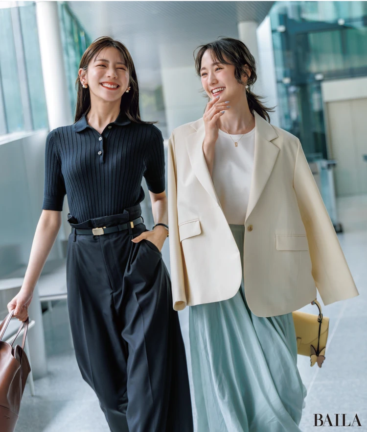 《Day1》先輩・友菜の淡色コーデに、後輩・明日香はネイビートーン。真逆なのに相性のいい二人で、会社近くのお気に入り洋食屋さんへランチに♪