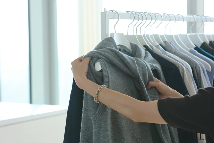 ユニクロシー秋新作「カシミヤリラックスVネックセータースカーフつき」の寄り