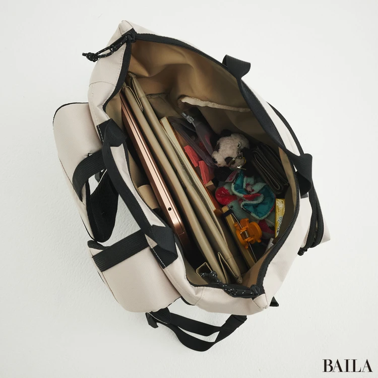 ザ・ノース・フェイス　リュック　収納力　通勤グッズをバッグに入れた様子