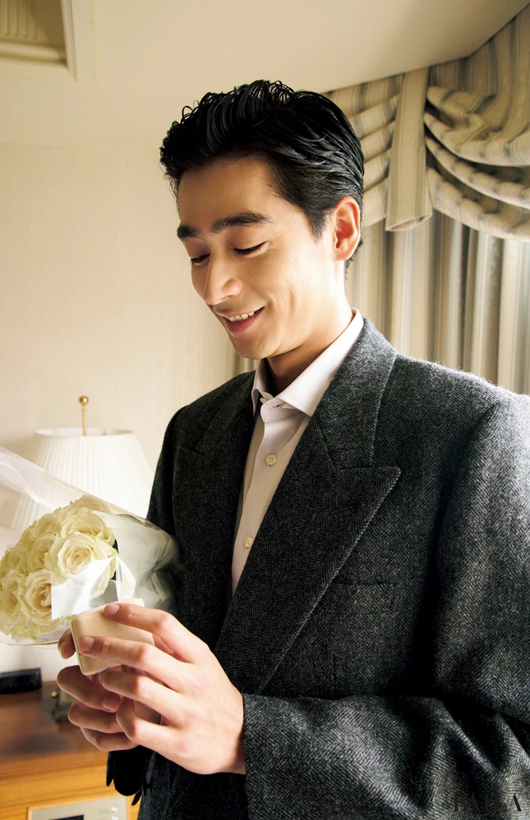 花束を持つ濱尾ノリタカさん