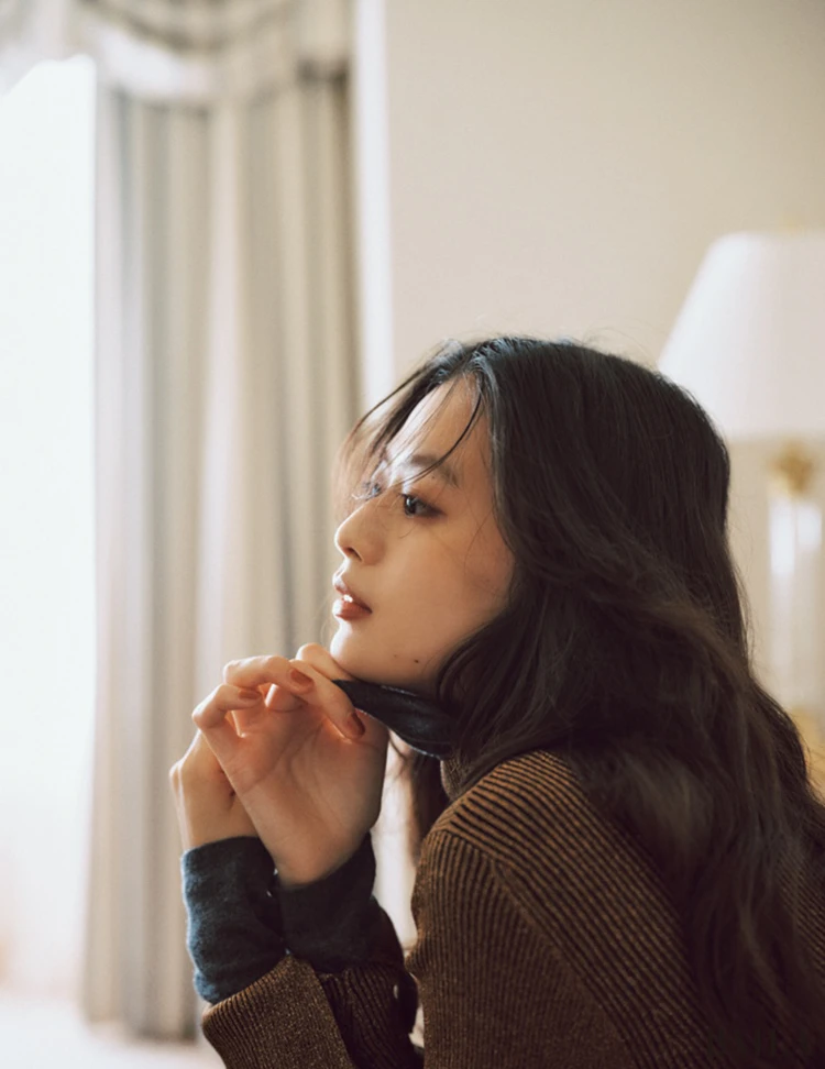 タートルonタートルのこなれレイヤード。首もとだけでなく袖のスリットからもチラ見せ