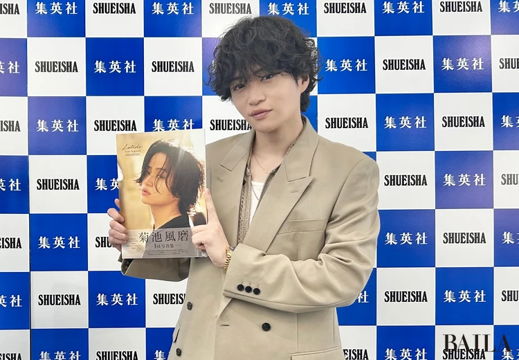 写真集を持つ菊池さん