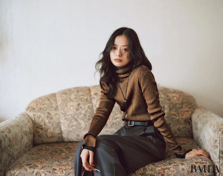 上に着たニット(12月上旬発売)¥22000/オンワード樫山(アンクレイヴ) 中に着たニット¥15400/ワールド プレスインフォメーション(インディヴィ) パンツ¥45760/ティースクエア プレスルーム(テラ) ベルト¥23100(参考価格)/アマン(アトリエ アンボワーズ) サングラス¥19800/プルミエアロンディスモン(メシーウィークエンド) ネックレス¥42900/プリュイ トウキョウ(プリュイ) リング¥38500/リューク